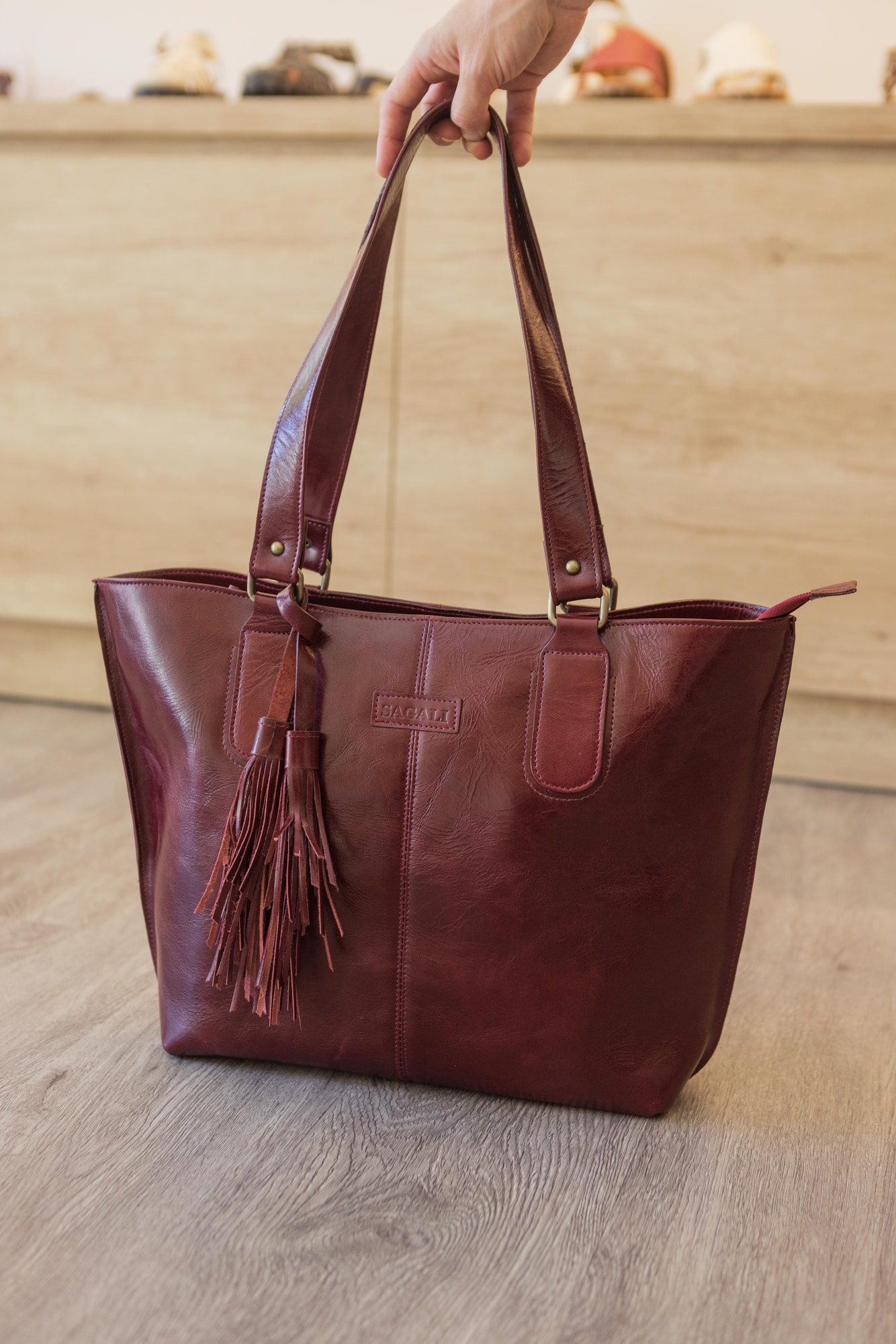 CARTERA CON POMPONES