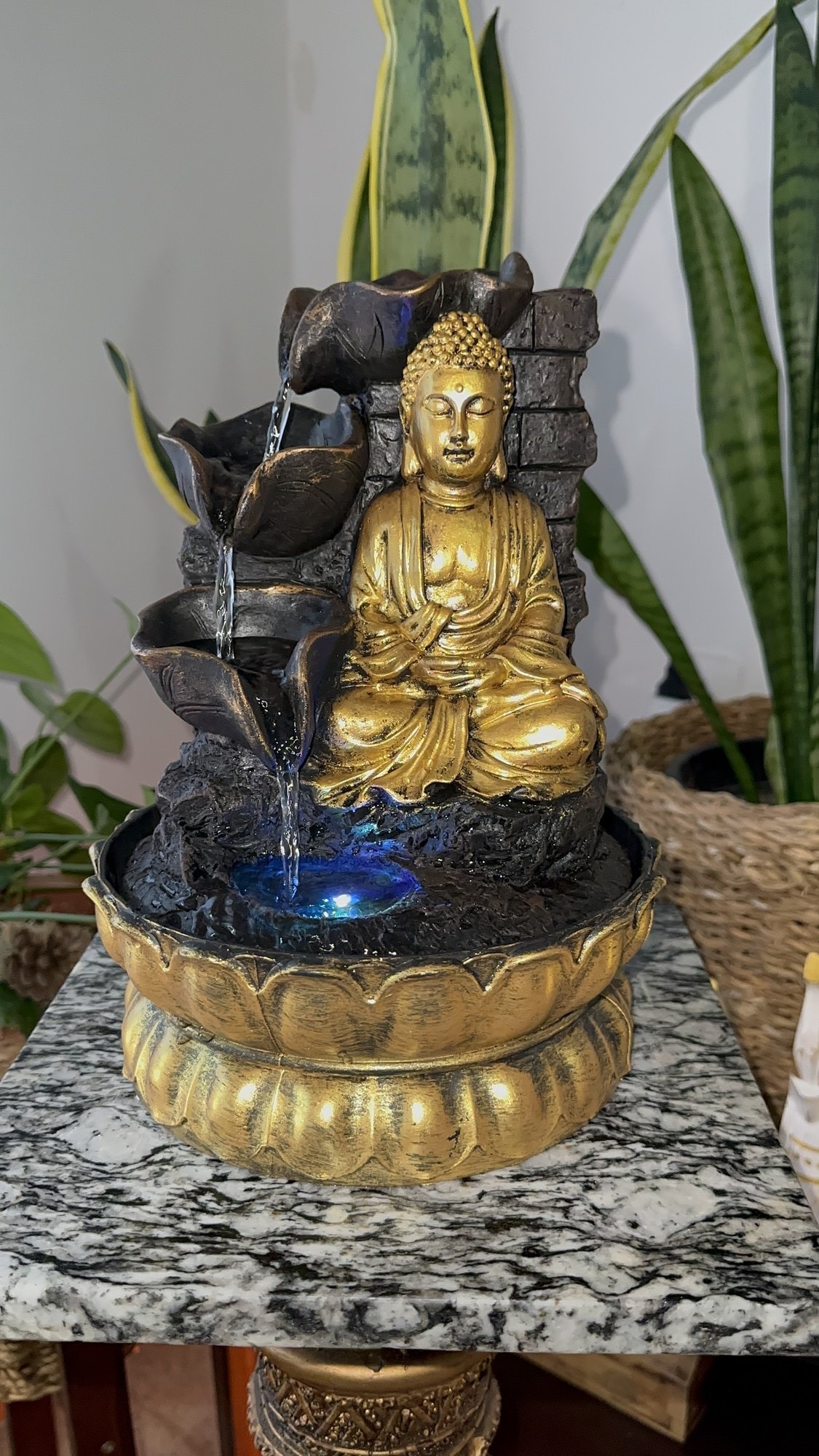 Fuente de agua Buda dorado