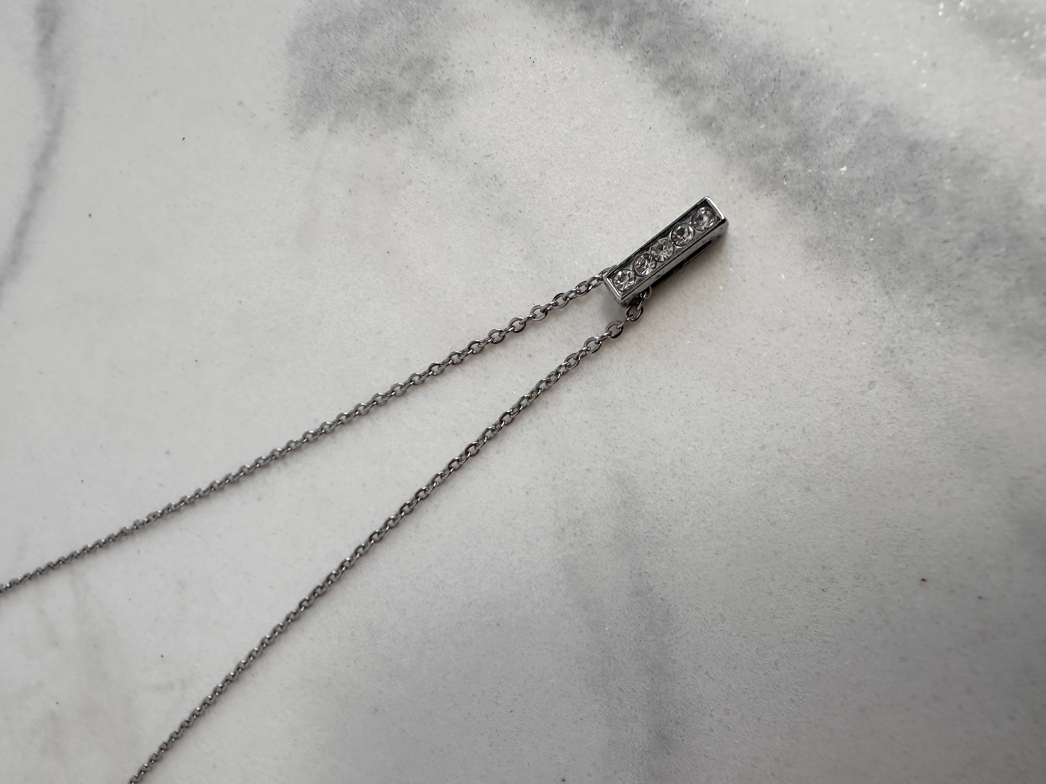 COLLAR INICIAL CON STRASS