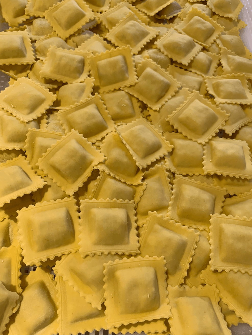 Raviolones de cebolla caramelizada, panceta y queso