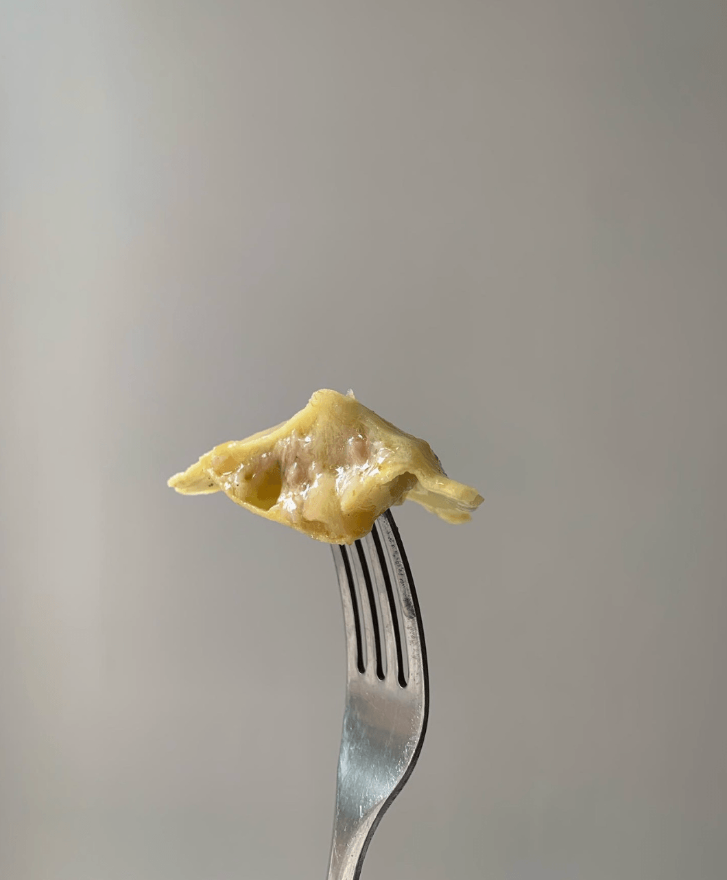 Raviolones de cebolla caramelizada, panceta y queso